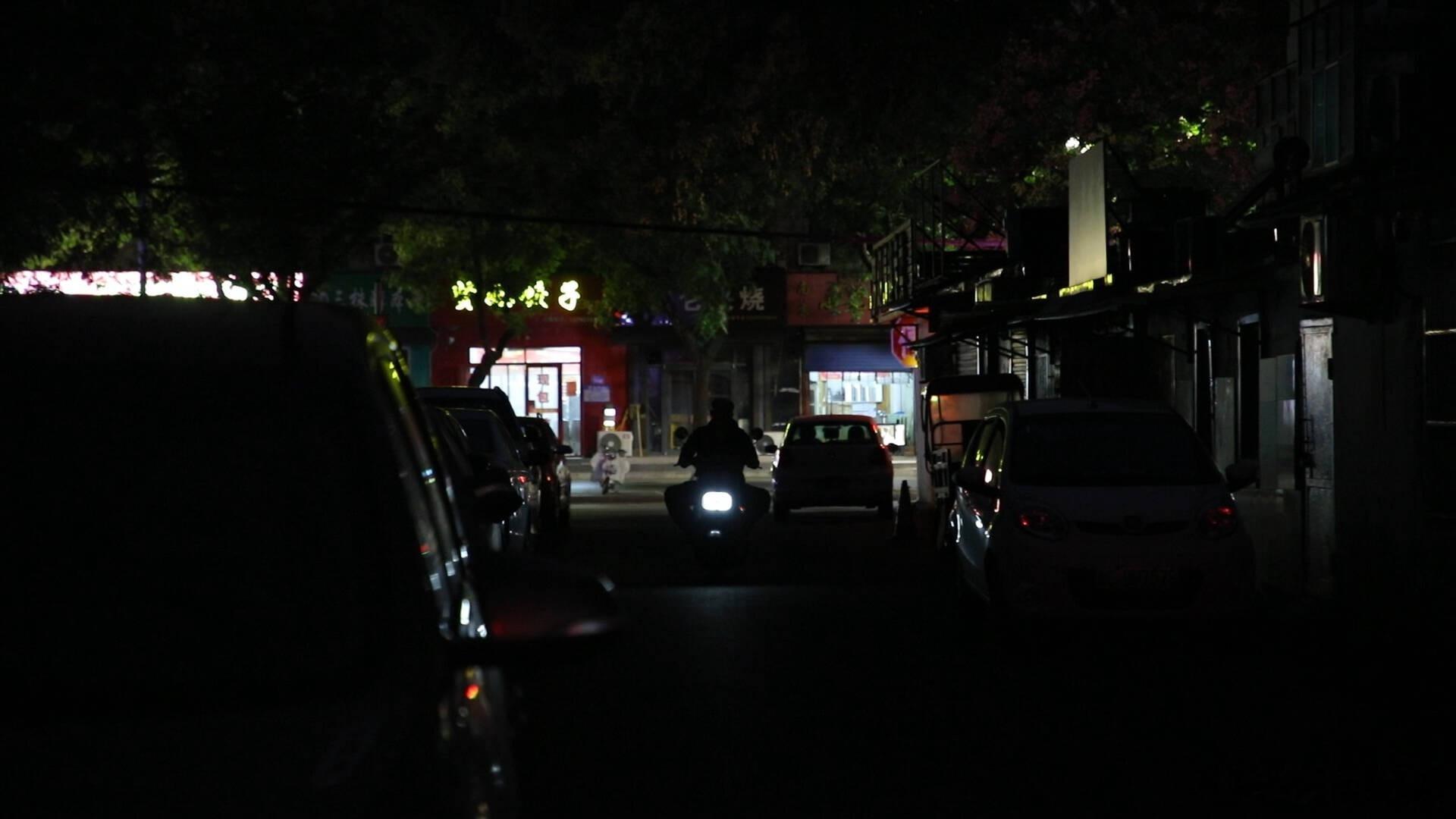【张店：深化“警网融合” 筑牢基层平安防线】开放式老旧小区，无物业、无门禁、监控缺失，人员流动复杂——这样的“治安洼地”如何治理？张店区和平街道以“警网融合”破题，在桃园社区新村西路南五巷蹚出了一条基层治理新路子。从华夏国际的试点成功，到老旧小区的经验复制，和平街道用一套“技防+人 ​