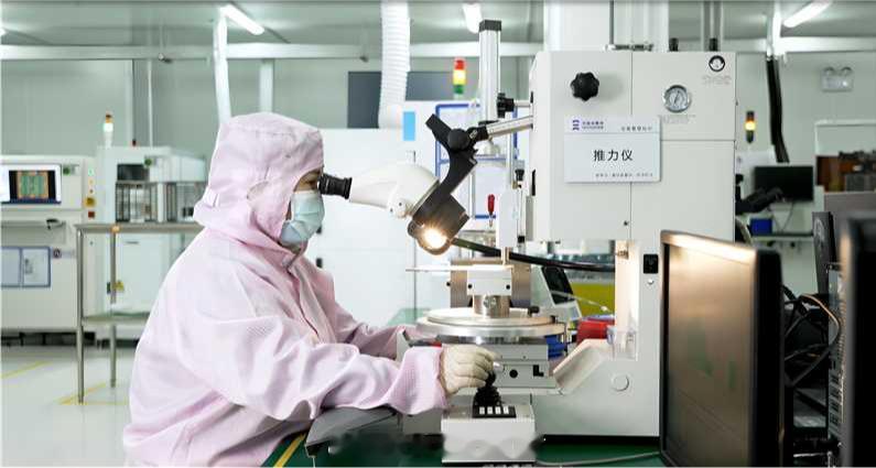 【高新区企业元旭半导体技术攻关再下一城 Micro-LED光互联芯片研发取得阶段性进展】近日，滨海高新区企业元旭半导体联合清华大学、北京星火辰光科技有限公司（下称“星火辰光”），在Micro-LED（微发光二极管显示器）光互联芯片研发中取得阶段性进展。经联合测试，新的Micro-LED光互联芯片样品在500A/c ​