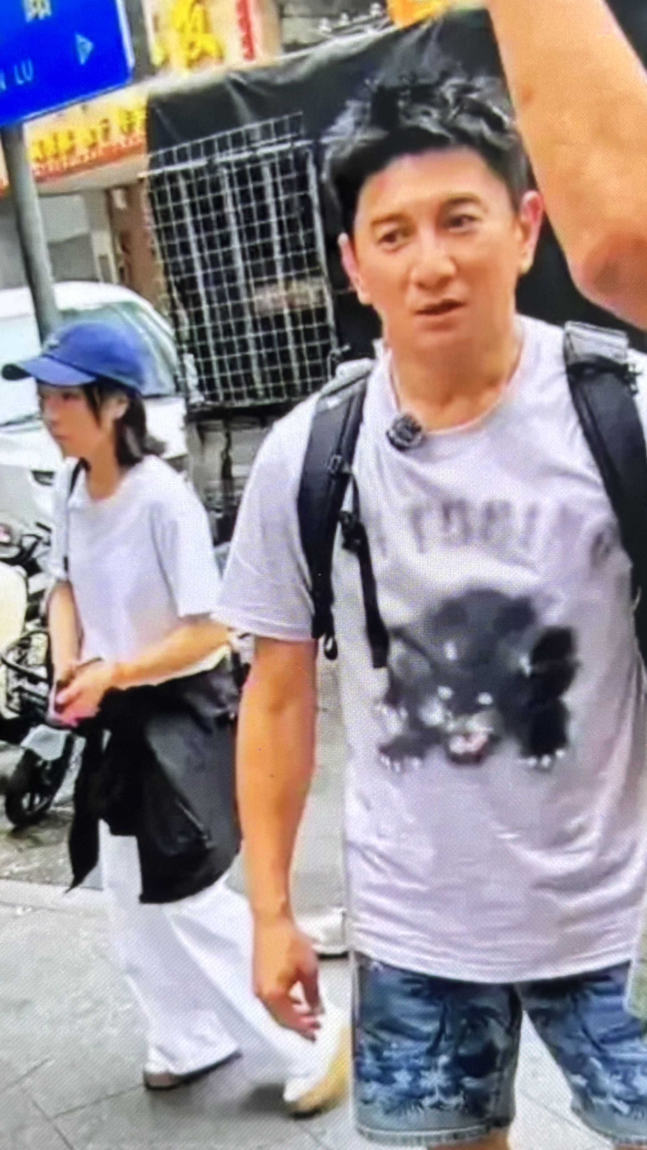 为什么现在吴奇隆很少拍戏了，
其实原因很简单，

他自己把话挑明了。有人在评论区追着问“最近咋都不出新剧了”，他扔下四个字：“不拍戏了”。没有公关稿，没有煽情长文，干脆得像收工回家。

五十五岁的人了，身体不跟你讲情怀。小虎队时期练出来的底子，几十年吊威亚、熬夜拍打戏攒下来的劳损，到了这个岁数全在账