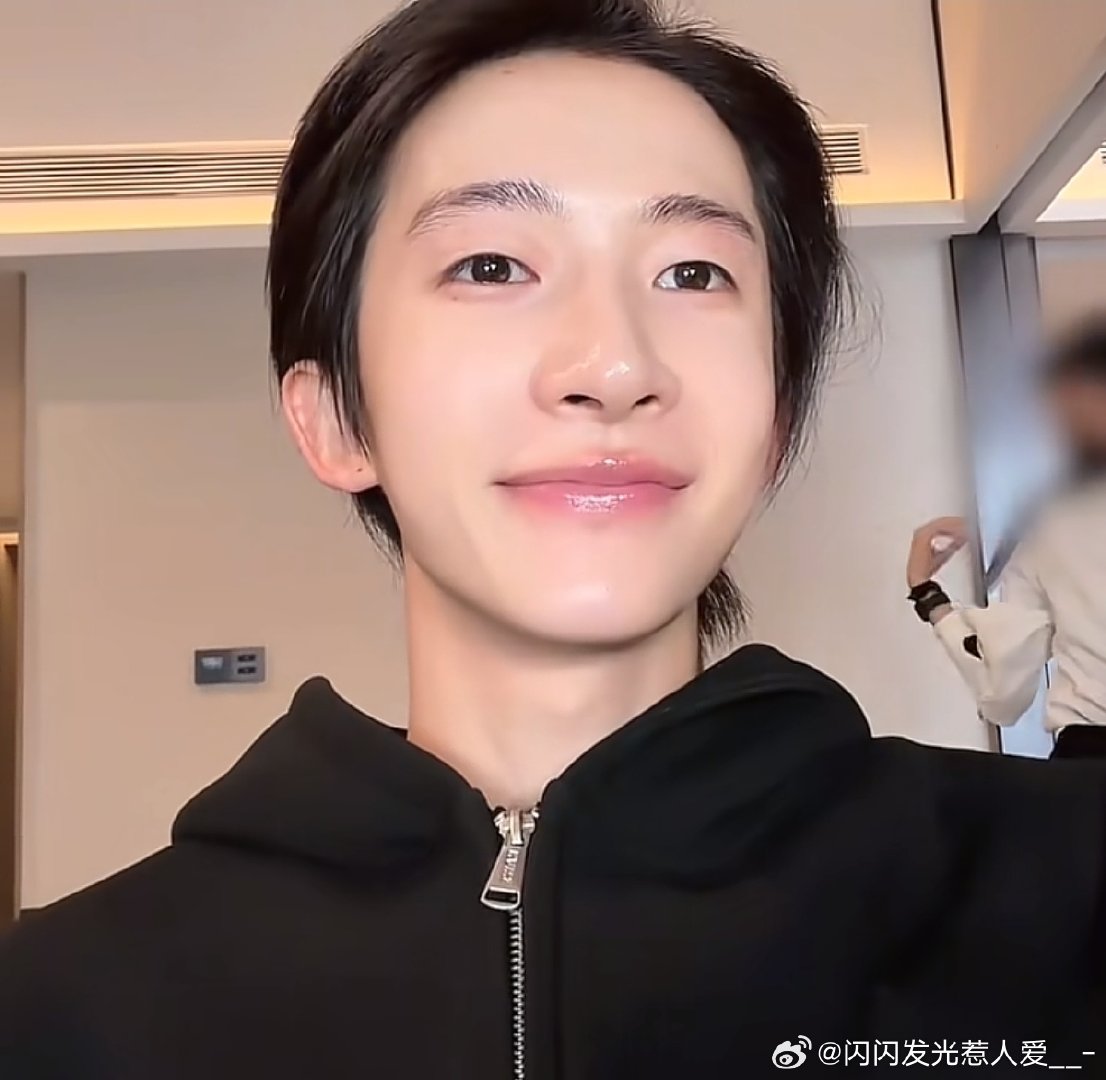 #刘宇[超话]# 刘宇，在八月二十五日，我发现了你，人怎么能帅成这样啊！！🫢感觉已经帅到不知天地为何物了，素颜也是十分抗打😋😋此男甚是权威​
