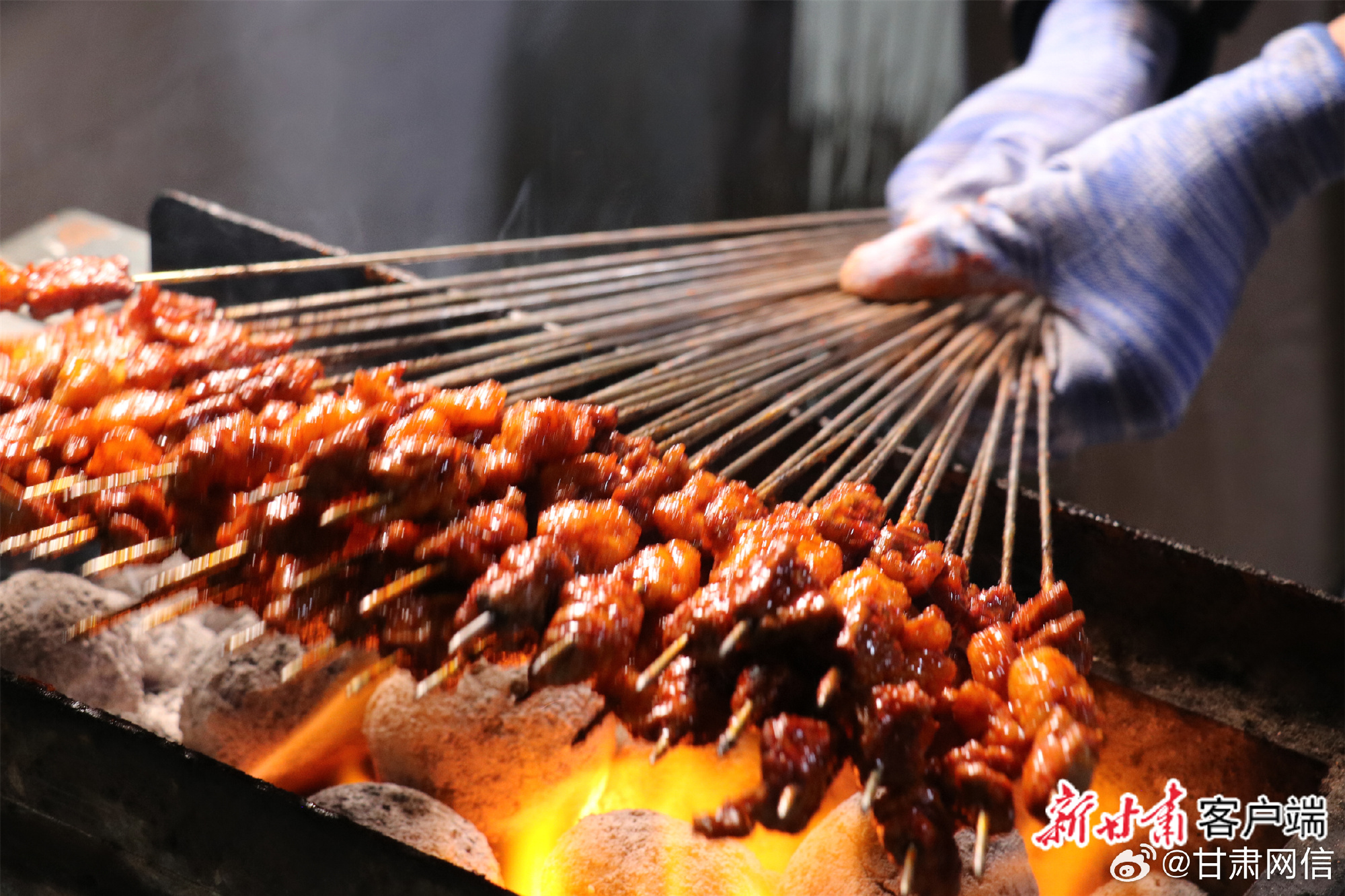 【康乐：烧烤“出圈”记】夏季傍晚，胭脂湖畔，炭火噼啪，肉串滋滋作响，食...