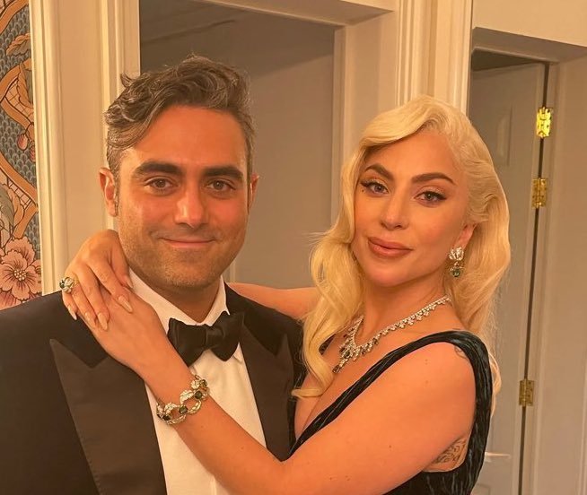 TMZ 报道，Lady Gaga 的宝宝是个女孩，名叫 Rose。

外网网友表示：她已经长大了 ​
