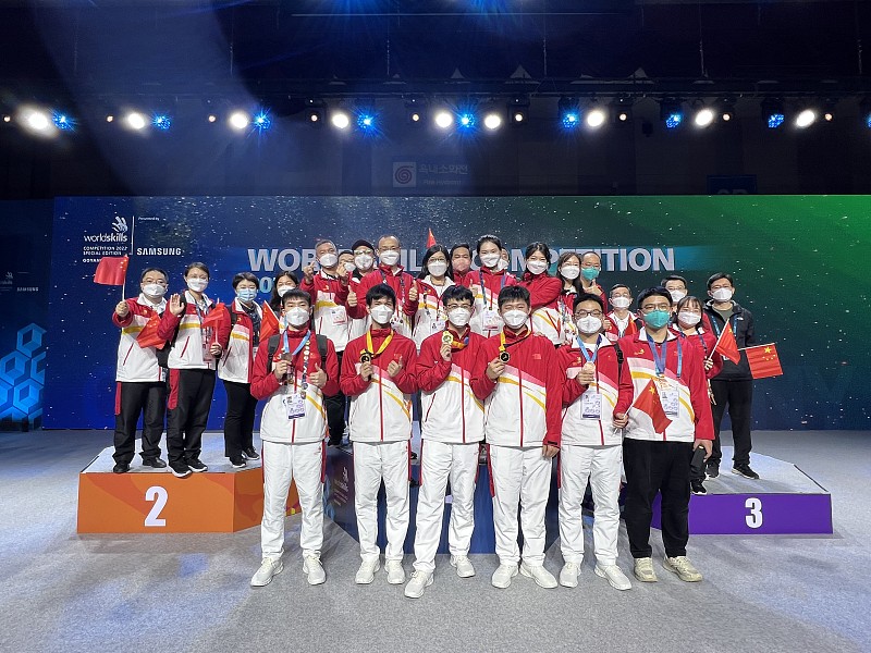 第48届世界技能大赛在上海落幕，中国代表团直接把成绩单拉到了天花板级别——41金11银4铜，金牌榜、奖牌榜、团体总分全拿第一，直接创下我国参赛以来的最好成绩。
之前总觉得能站上国际赛场的都是搞硬核科研的学霸，这次看到好多00后在时装技术赛场把中式盘扣元素揉进西式剪裁，还有烘焙项目的选手把桂花、龙井做