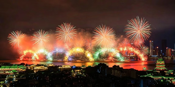 公平的速度
2019年，博主借给别人60万，诉诸法律，立案是当天就立了，然后2个多月法院就给博主打电话，说你这个案子争取充分，事实清楚，所以适用简易程序，问是否接受调解，我说不接受，后面法院工作人员又陆续打了2个电话，然后半个月之后开庭，很快判决就下来了。当时博主还觉得很慢，因为这是博主第一次打官司，所以之前一直认为立案什么的都很简单，最多一周就审理，很快就判决。
去年我们会员买了个房子，然后谈好了价格，这个价格是当时整个小区的最低价，从未有过的价格，我们想了很多办法，帮会员谈下来的。结果第二天业主就不认了，但是合同已经签了，毫不犹豫，定金30万没收了，然后起诉。
从去年暑假开始请律师，立案花了3个多月，因为很多原因，就是立不上，好不容易立上了，中间半年是没有任何进展的，结果最近才说，明年1月份开庭，按照明年一月时间来算，这个时间已经过了一年七个月才开庭。
后面还有判决，还有执行，这个就更遥遥无期了，按照这个速度，到执行到位，应该要三年。
据说口罩之后，各大法院积压的案子越来越多，...