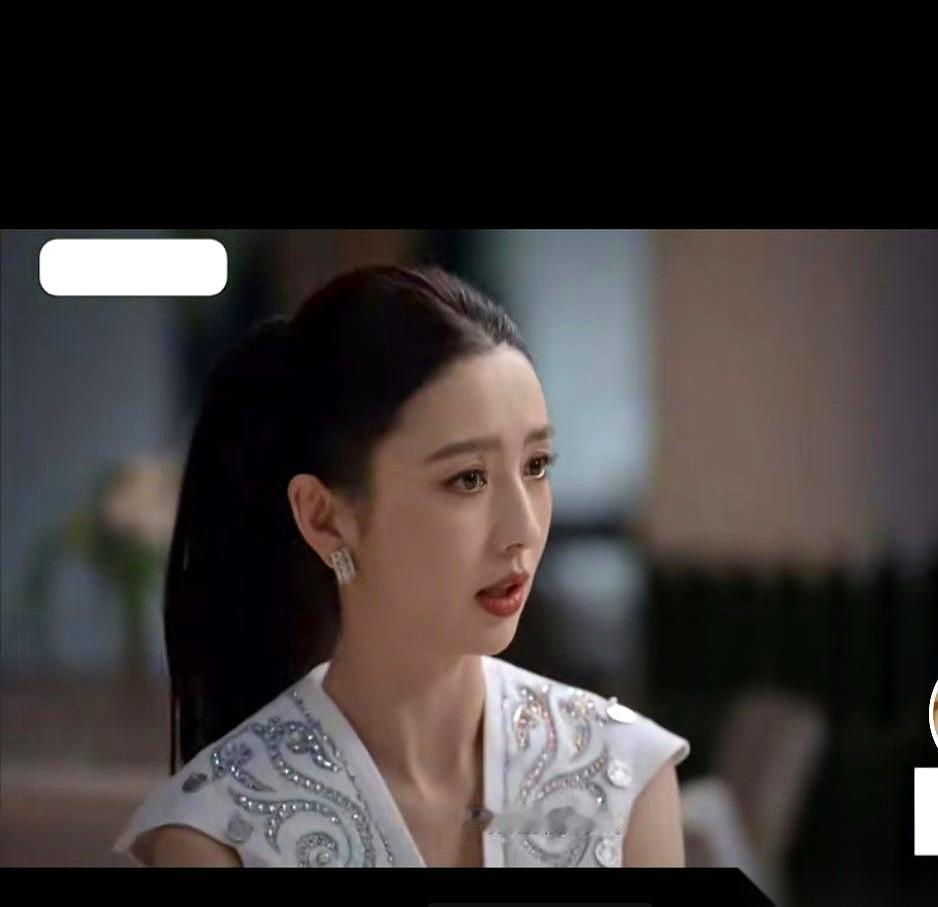 佟丽娅坐在鲁豫的采访镜头前，提到陈思诚时依然一口一个“思诚”。
没用平时离异关系里常被搬出来的“孩子爸”去指代，这种原封不动保留着婚姻期状态的贴脸叫法极其反常。
连带之前陈思诚出面给她庆生的具体安排，如今在这几声称呼的印证下，也算彻底去掉了专门做给外人看的一层嫌疑。
要是没亲眼看到这个连名带姓都省了