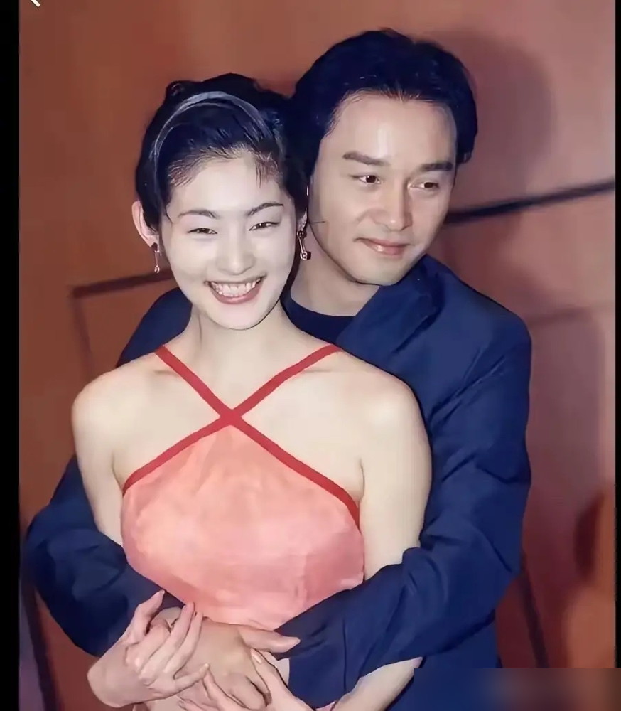他这辈子最遗憾的，是求婚被拒，却亲手把初恋介绍给了自己兄弟。
1977年，张国荣认识毛舜筠三个月就求婚。她才17岁，当场吓跑了。后来拍《家有喜事》破冰，从恋人变牌友，无话不谈。
毛舜筠第二段婚姻也黄了，低谷期全靠张国荣陪着开导。他干脆把大她14岁的好友、导演区丁平推到她面前，牵线搭桥。1994年