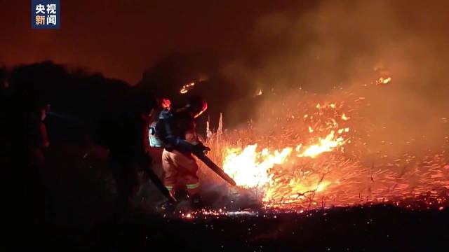 7天6夜堵截蒙古国火灾330余公里，国门筑起防火长城
 
据央视新闻消息，10月8日蒙古国境内爆发大面积草原火灾，借着风力持续向我国边境推进，直接威胁内蒙古锡林郭勒盟、兴安盟、呼伦贝尔边境区域。内蒙古迅速启动森林草原防火应急响应，大批防灭火力量奔赴边境，经过7天6夜不间断奋战，成功堵截境外火线330