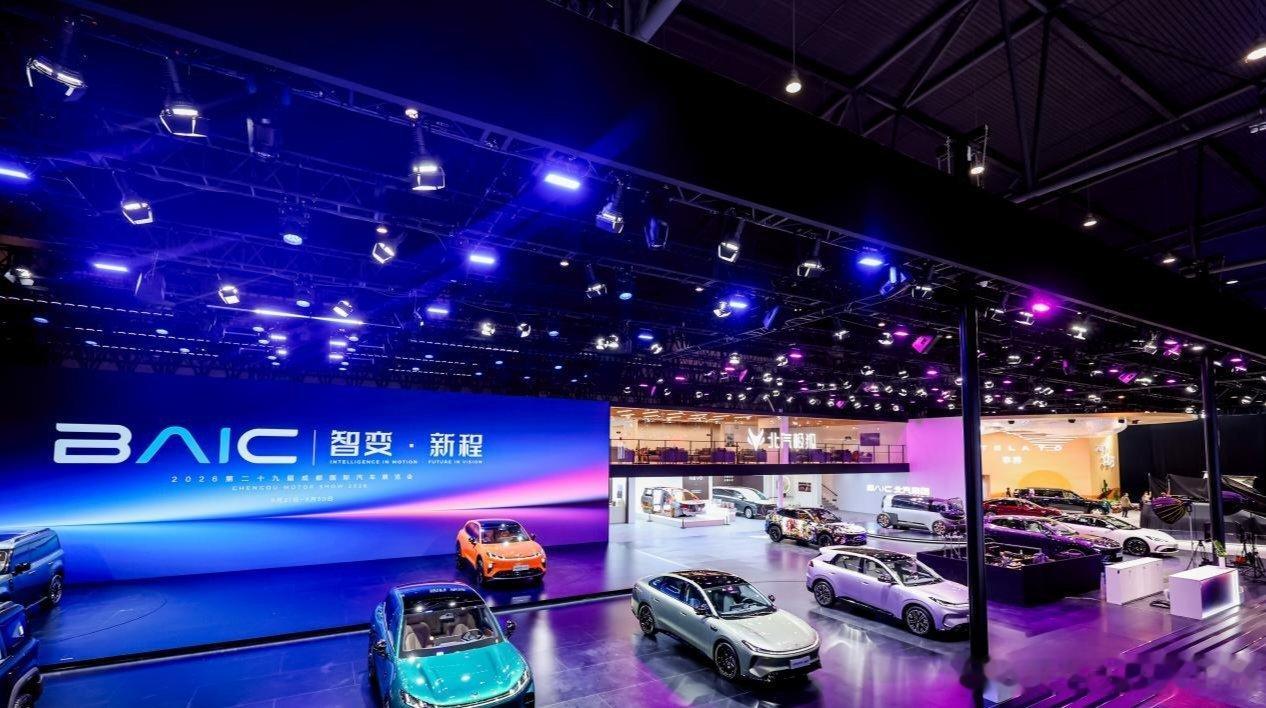 从成都车展看极狐：内卷时代下的务实突围之路
 
2026成都车展现场，极狐展台人头攒动，多款重磅车型集中亮相，从全新首发的阿尔法T7，到高端MPV问道V9，再到面向家用市场的阿尔法S5、主打母婴出行的考拉，完整的产品矩阵让观众直观看到极狐的产品思考。在新能源市场同质化竞争愈发激烈的当下，极狐没有 ​