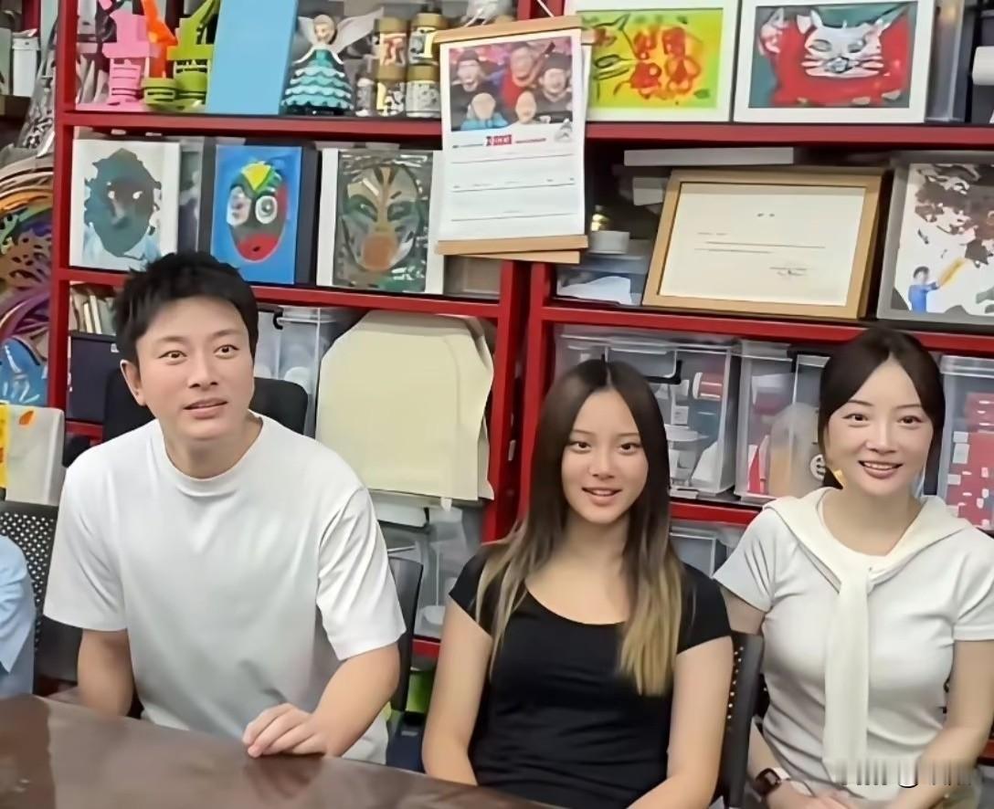 贾乃亮李小璐甜馨罕见同框：一家三口“合体捞金”，每个人心里都揣着一本账！

娱乐圈的分分合合见多了，但像贾乃亮、李小璐和甜馨这样，为了“搞钱”齐刷刷同框的场面，还真是让人看得五味杂陈。

有人说这是“世纪大和解”，但明眼人一看便知，这哪是什么温情脉脉的家庭聚会，分明是一场各取所需的“商业集中火力”。