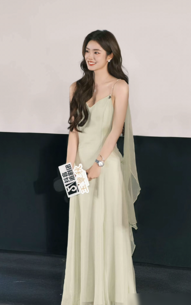 一帮人盯着徐若晗的嘴说事，非得把灵气说成缺陷。
《夏花》里她演何冉，20岁绝症千金，跟言承旭那场拉扯戏，眼神里的倔是绷着的，不是面瘫。豆瓣6.8，油画质感的片子，她一个人撑住了少女的纯粹和疯劲，这叫没演技？
到了《爱你》，开头一群人骂她兔牙出戏，结果追到后面全改口。哭戏不靠嚎，靠眼眶慢慢蓄泪，吻