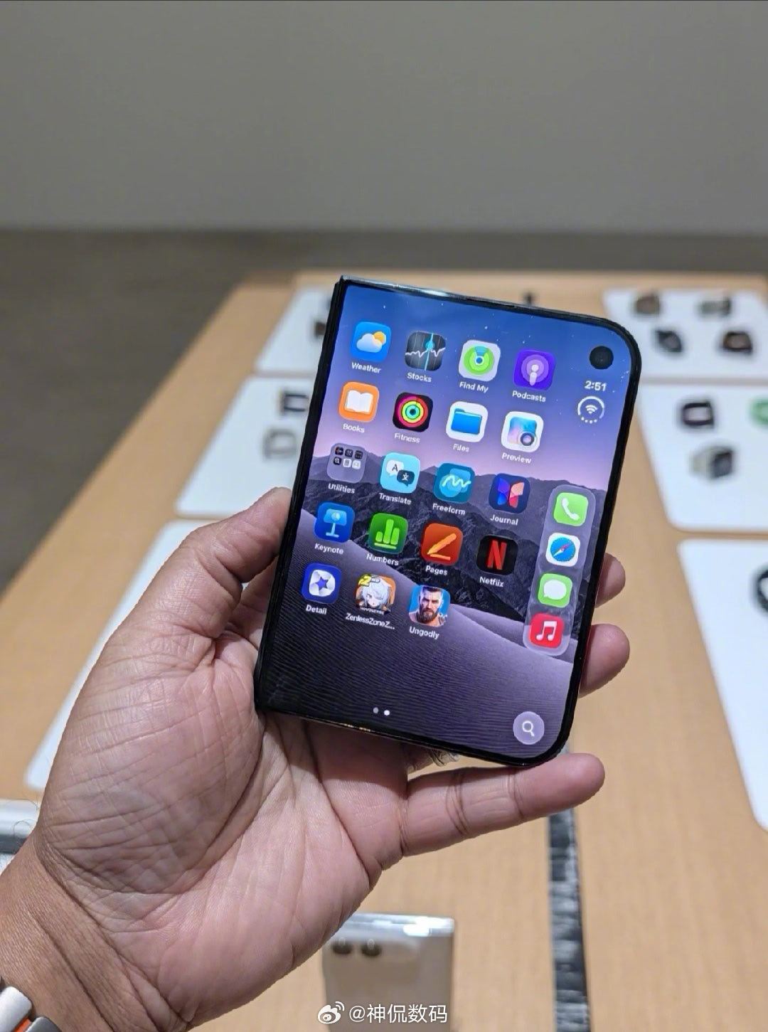 iPhone Duo维修费动辄七八千元，价格高得离谱，根源在于折叠机身的硬件结构。它的内屏与上百个零件组成的铰链做成一体化总成，哪怕只是玻璃碎裂，也无法单独更换盖板，只能整套换掉屏幕与铰链。内屏由三星独家定制，超薄柔性面板生产良率不足七成，大量报废成本直接摊进配件价格。

再加上官方维修必须 ​
