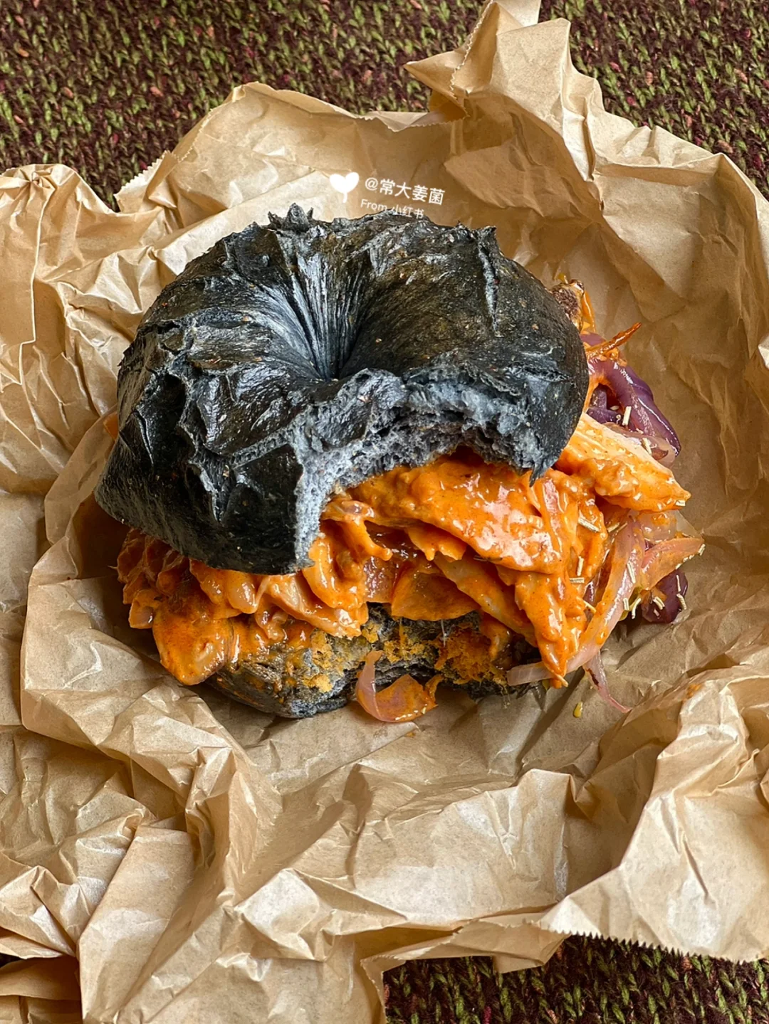 韩式玫瑰奶油鸡丝洋葱贝果👏🏻咬了一口👍🏻