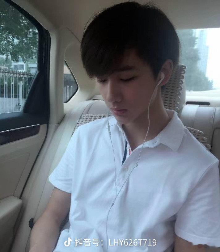 #李宏毅[超话]# 各各时期的李宏毅，都好帅#李宏毅岐凤殷#lhj #李宏毅十万狂花入梦来#lhj

​