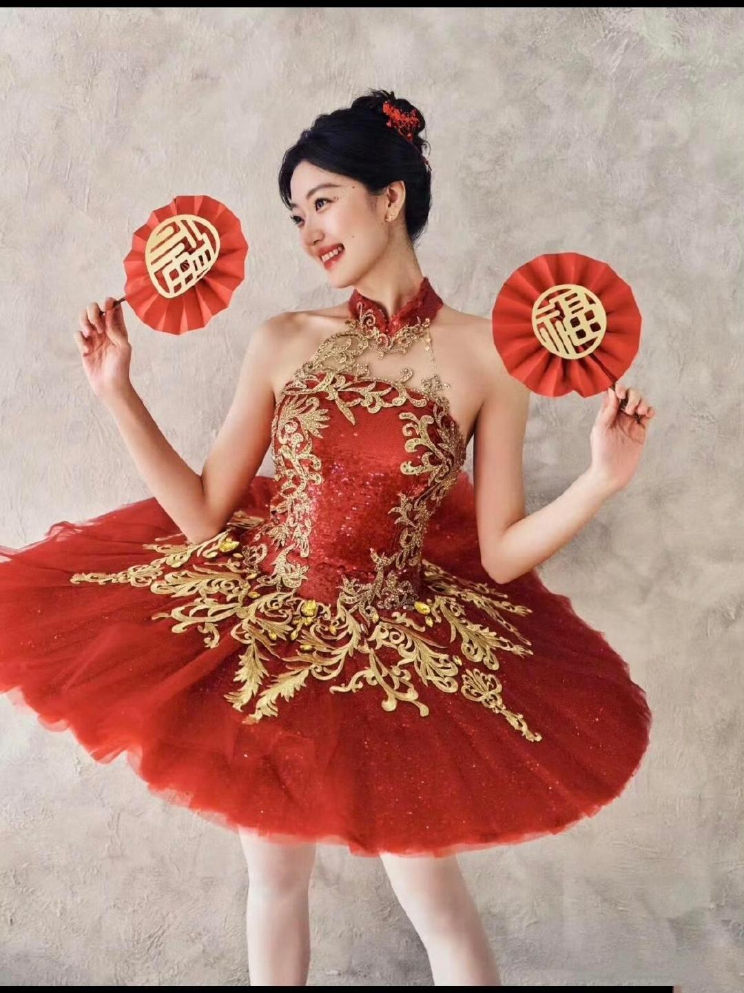 #孙千上过央视春晚哈尔滨分会场# 孙千上过央视春晚哈尔滨分会场，那个画面真的超美，一眼惊艳！虽然不懂芭蕾，但能感觉她纤细又挺拔，比例特别好，不愧是以前学芭蕾的。她站在舞台上自带光芒，优雅又从容，让人印象特别深刻。 ​