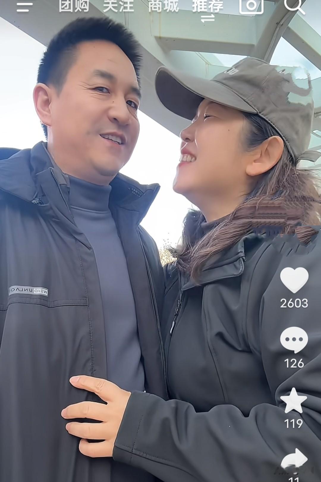 二霞夫妻俩也懂得玩浪漫，闲暇之时竟也开始秀起了恩爱。瞧他们那甜蜜模样...