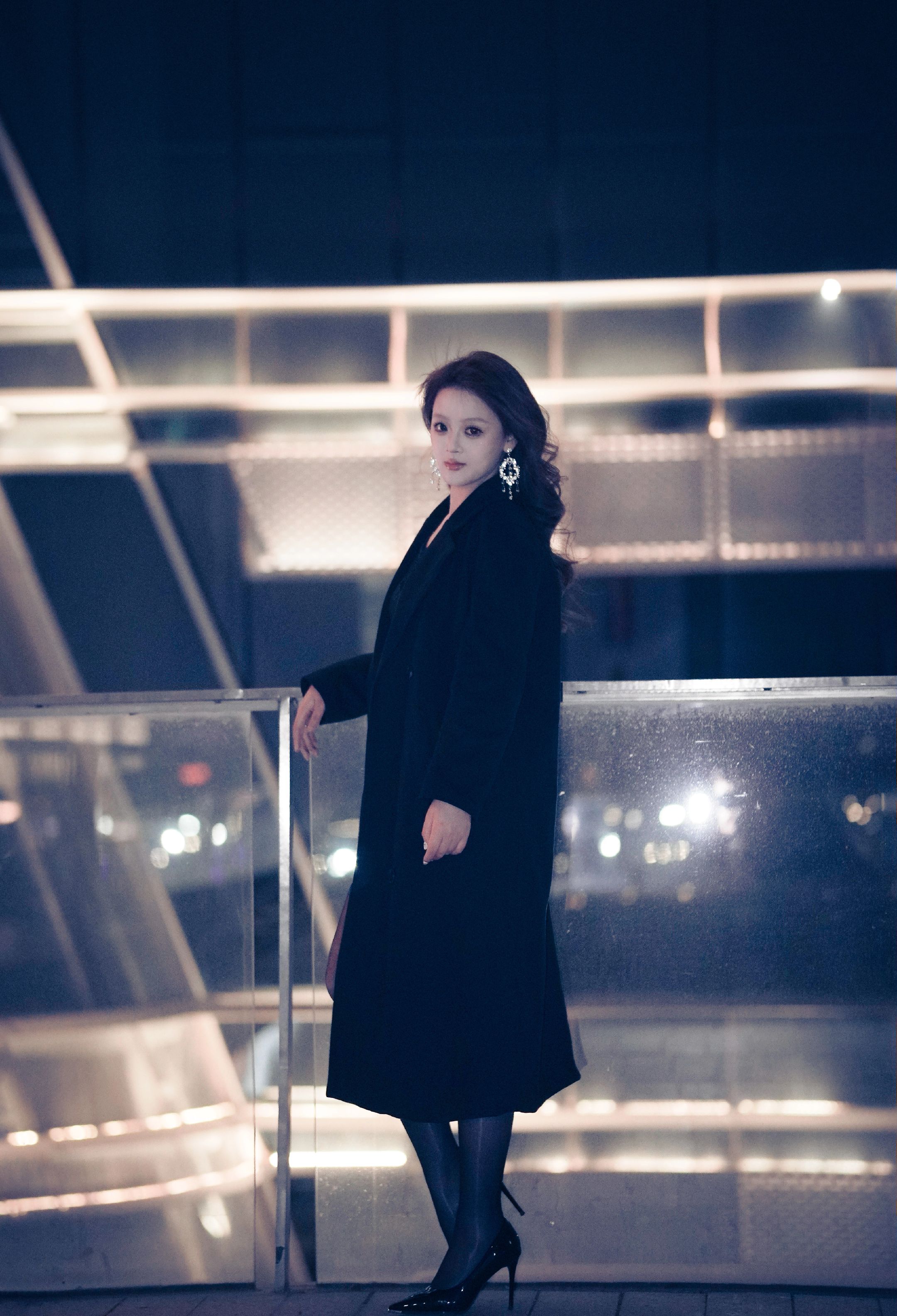 夜色温柔，灯光洒落，每一步都是风景。✨🌃