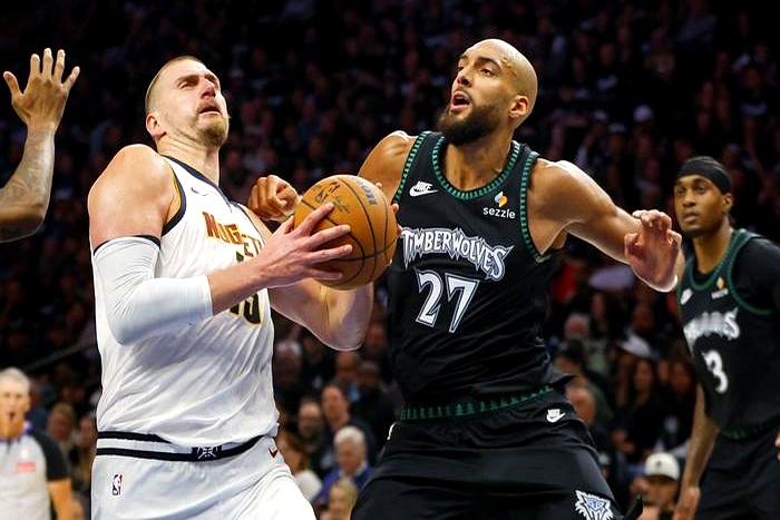 掘金的临时主帅，小阿德尔曼，好像全程在梦游。    眼睁睁看着对面替补...