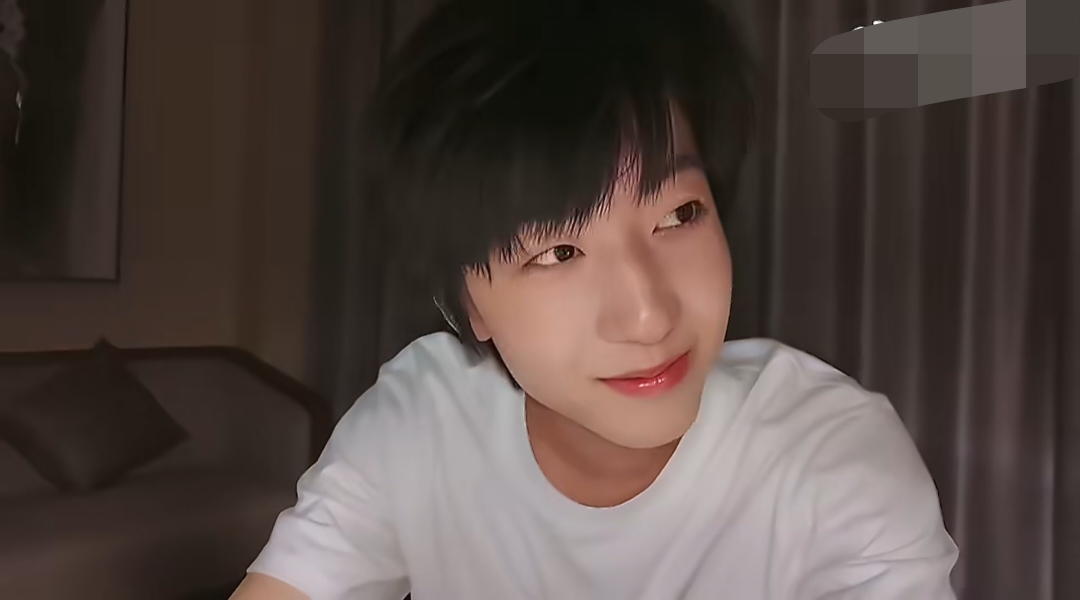 杨博文那条七十多分钟的vlog原本热度很高，结果视频背景音里传出疑似脏话，瞬间在网上闹起风波，原版物料之后直接被替换更新。不少网友跑去回看，已经找不到最初发布的版本，只看到处理过后的新视频。
 
大家吵得不可开交，有人指出声音并不是杨博文本人发出的，属于镜头外的杂音，是剪辑审核环节出了纰漏。也有网友