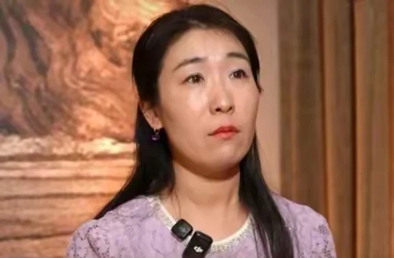 婚外情公然践踏家庭底线，护小三更是对原配的二次伤害，此等歪风邪气绝不可长！朱女士的遭遇并非个例，道德谴责已显乏力！增设《破坏婚姻家庭罪》，以法律利剑惩处过错方与插足者，方能震慑效仿者、匡扶公序良俗！