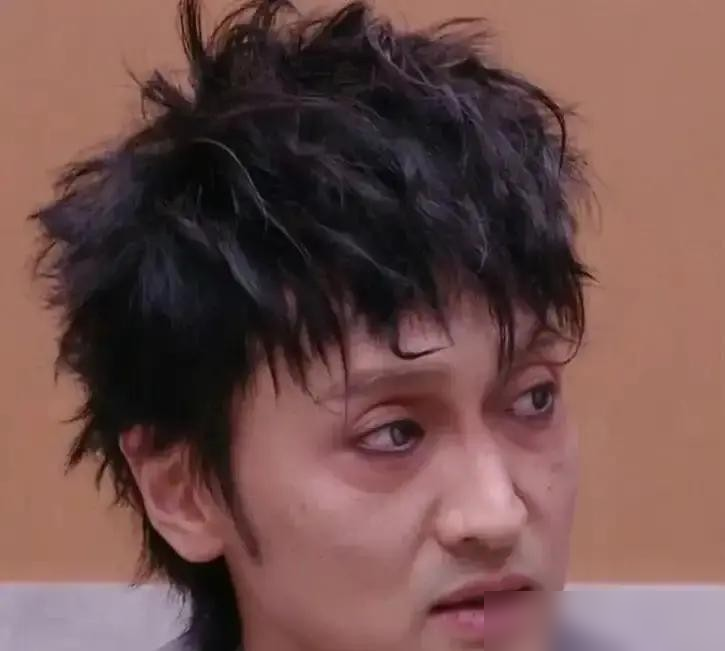 王传君光着脚踩在沙地上，拿了862火力值，全场第一。
他主动要求化那个野人妆，说就要野兽一样，挣脱束缚。红光照下来，他赤脚说唱，跟王啸坤、张卓尔把《野人》炸了。
那段rap是他自己写的，词里有一句：他们错了，所以我从不迎合。
表演完他提王啸坤，说认识快二十年，一路走来人来人往，很多朋友离开了。
