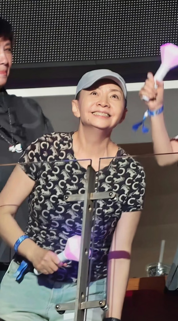 宋丹丹穿20年前的衣服现身那英演唱会
