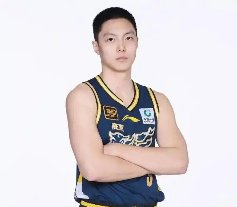 广东男篮两连败，关键不只是输球，问题虎头蛇尾得让人捉急。去年一批年轻主力被换走，现在顶替不上，场上表现差得离谱。杨教练来了也没用，战术打得乱七八糟，连徐杰和胡明轩这两个核心都稳定不下来。

还记得杜峰在的时候，球队虽说不完美，但起码战术安排和人员调配都让人看着点。有时候球迷甚至觉得输球也得入眼，场面