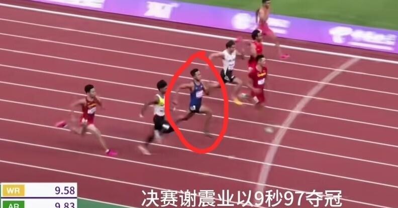 汶颂在名古屋亚运会百米三枪全进10秒夺冠，这根本不是爆冷，而是三年前就写好的剧本。2023年杭州亚运会，17岁的他跑出10秒02，只输给巅峰谢震业的9秒97，差距仅0.05秒。当时他起跑一般，但后程爆发力已经藏不住，要不是谢震业那一年状态实在太稳，冠军真不好说。从运动训练角度看，短跑选手的后程能力往