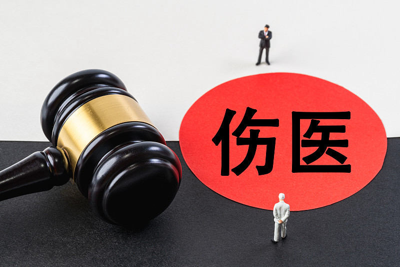 贵中医二附院这起伤医案，最让人后背发凉的细节是行凶者把刀藏在了锦旗里。

在我们的系统设计里，这叫绕过物理防火墙的渗透测试。安检层以为扫描的是荣誉和感谢，结果加载进来的是致命代码。更离谱的是，嫌疑人原本想找老专家报复，没找着就顺手刺向了旁边科室的住院医师。这在逻辑上属于典型的随机溢出攻击，受害者甚至