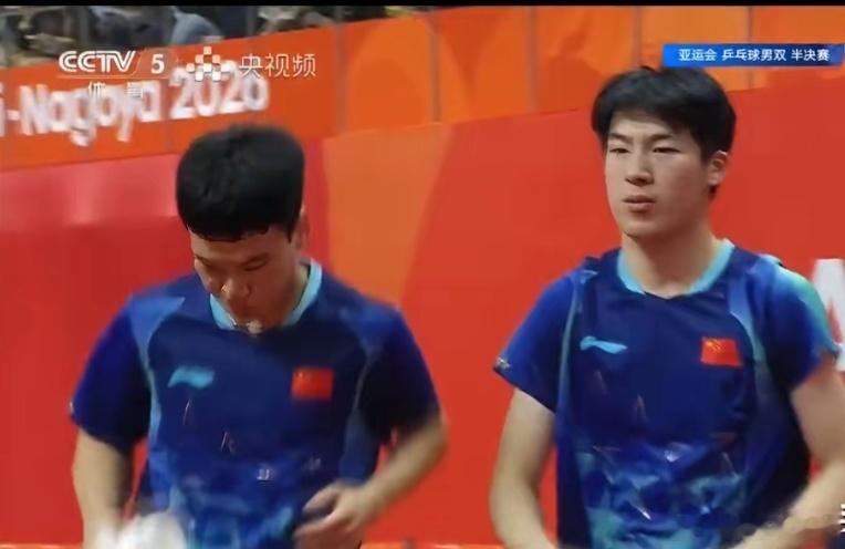 #国乒男双无缘会师决赛#
真的给球迷看的气笑了！名古屋亚运会男双半决赛，温瑞博/向鹏大比分3‑1手握赛点机会，第五局更是9‑3巨大领先，大好局面下硬生生被对手翻盘，最终3‑4惜败给张本智和、筱冢大登组合，无缘决赛。
 
正如侯英超解说时感慨的，好好的优势局面，非要没苦硬吃。明明距离4‑1拿下胜 ​