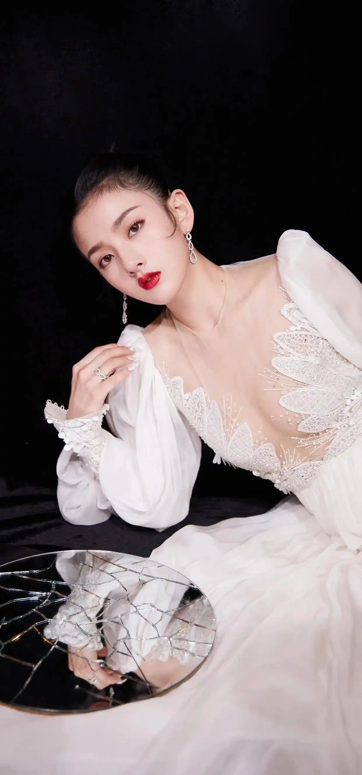 宋祖儿三组造型反差感拉满✨
冷飒黑皮装、温柔黄抹胸、仙气白纱裙，
可盐可甜，风格自由切换，镜头表现力绝了。
宋祖儿
