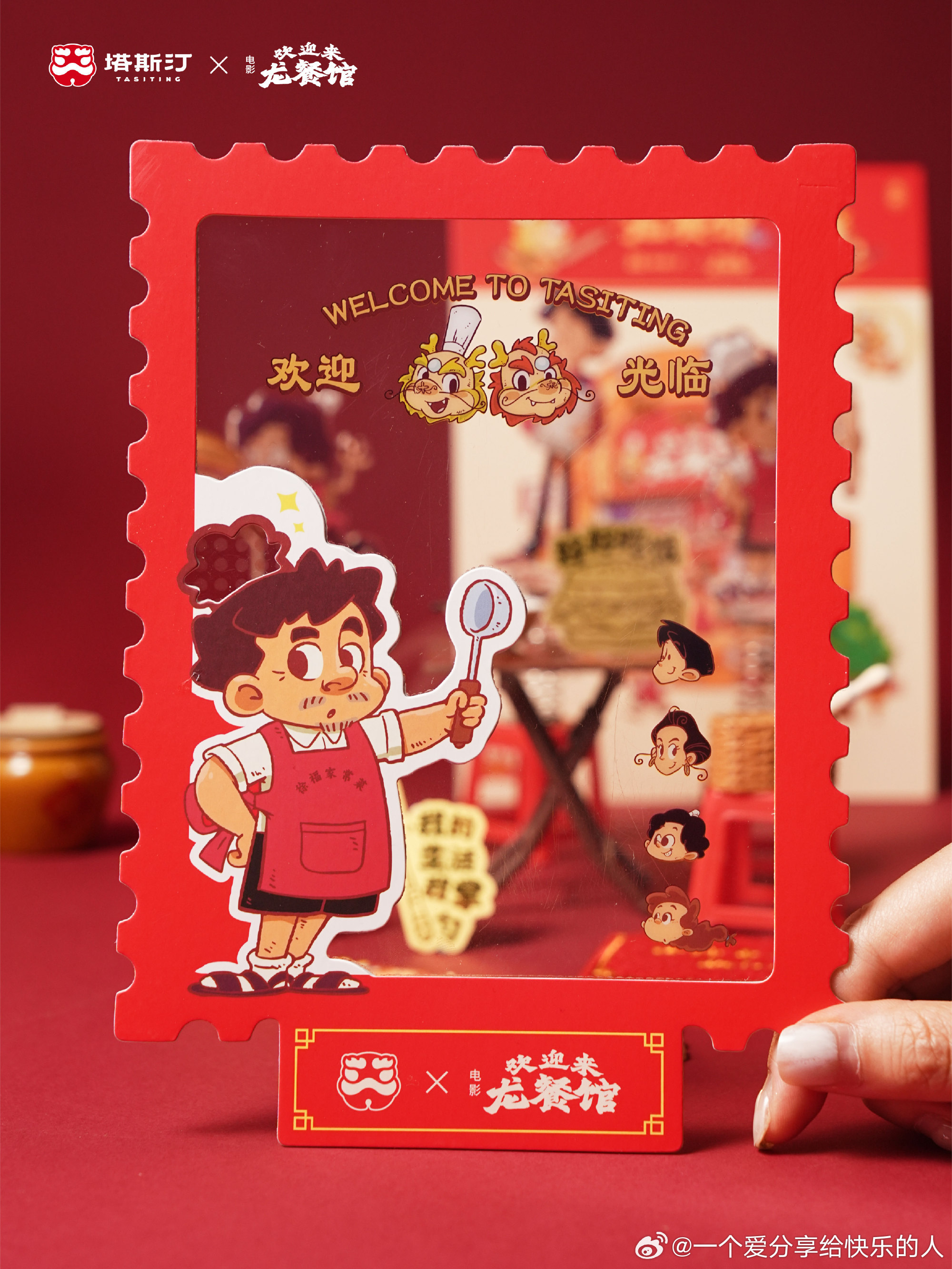#塔斯汀龙餐馆联名#   看龙餐馆吃徐福牛堡
这次塔斯汀联动电影《欢迎来龙餐馆》推出的徐福牛堡，完美贴合影片“用心做饭、好好生活”的内核，是妥妥的诚意联名新品，口感和颜值双双在线！
 
堡胚依旧是塔斯汀招牌手擀现烤中国堡皮，高温烘烤后外皮带着酥脆焦香，内里松软有嚼劲，麦香 ​