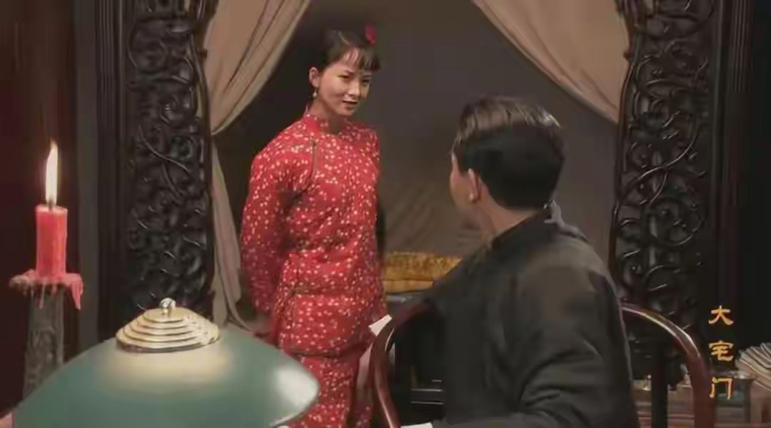 《大宅门》中有哪些细思极恐的细节？

最近重温大宅门2，有那么一个桥段，中年李香秀因为白景琦被日本人抓起来了，觉得家里没个男人不行，就要过继一个儿子，然后拜托他的人贩子表哥给他买一个小男孩来，给了200块钱，已经算是巨款了。

结果这个人贩子表哥不是个东西，因为贪财，从大街上捡了个孩子就给香秀了，等