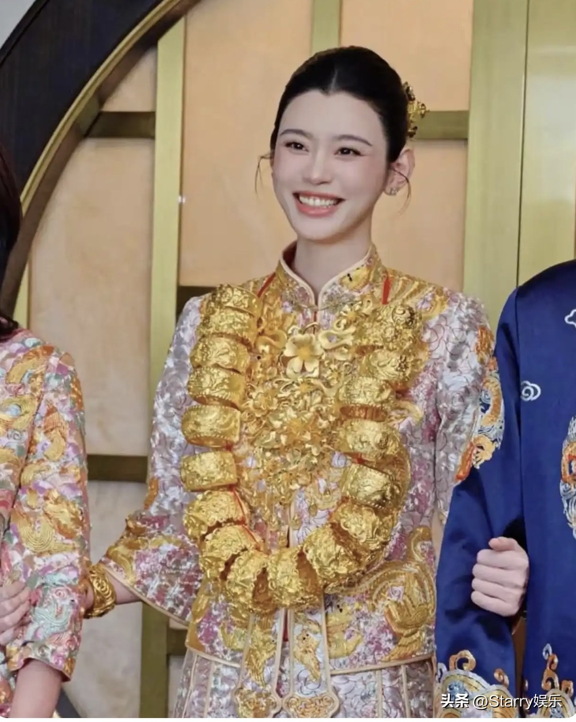 奚梦瑶在社交平台放出一批此前从未对外公开的中式婚嫁实拍。照片里的她身披高定裙褂，胸前层层叠叠挂满龙凤金镯，格外耀眼。这件嫁衣来头不小，是专门定制的褂皇，耗费足足3600小时手工一针一线缝制而成，刺绣繁复精美。随着照片曝光，赌王四房迎娶儿媳的盛大排场也完整展现在大众眼前，满满的港式婚嫁仪式感，沉甸甸的