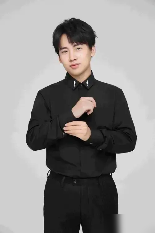 郭德纲那么强势，儿子郭麒麟怎么就怂得让人心疼？
周迅当众说特喜欢他，胡军、何冰这些老戏骨被他认爹式的高情商捧得舒舒服服，明明赢了比赛，还把前辈的面子全给兜住了。
跟他爸的睚眦必报、锋芒毕露完全是两个极端，郭麒麟见谁都客客气气，把自己放得极低，总说自己是块砖，哪里需要往哪搬。
采访时，他爸开玩笑