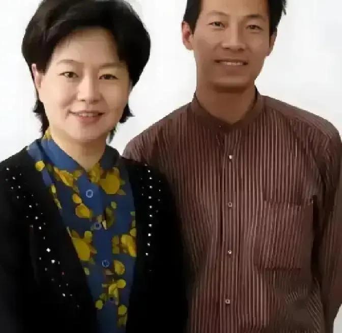 1999年，鞠萍向丈夫提出了离婚，丈夫却提出孩子和钱只能带走一样，鞠萍一听就知道他打的什么主意，可鞠萍不忍孩子留在这里，最终放弃了财产。
她拉着儿子走出那栋楼时，手里只有一个随身挎包。儿子的手被她攥得有些紧，小声问：“妈妈，我们的家呢？”鞠萍蹲下身，平视着孩子的眼睛：“妈妈先带你去个临时住的地方，以