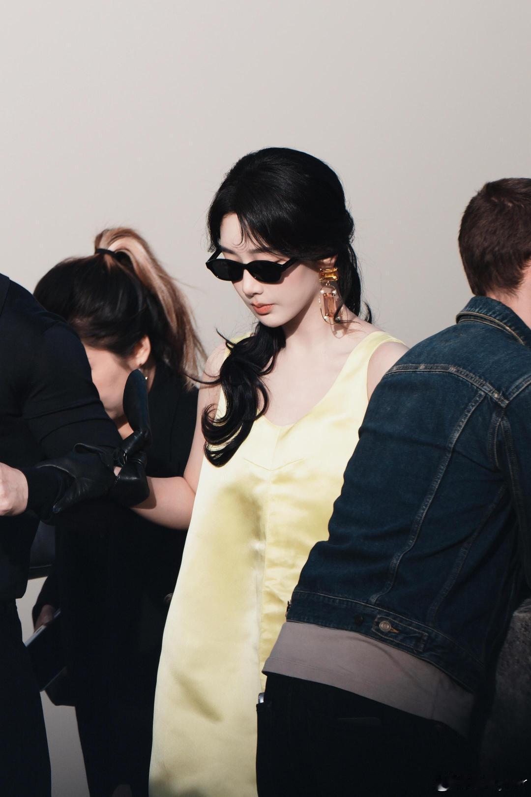 #纪梵希看秀待遇#
杨紫-好绝的女人 ​