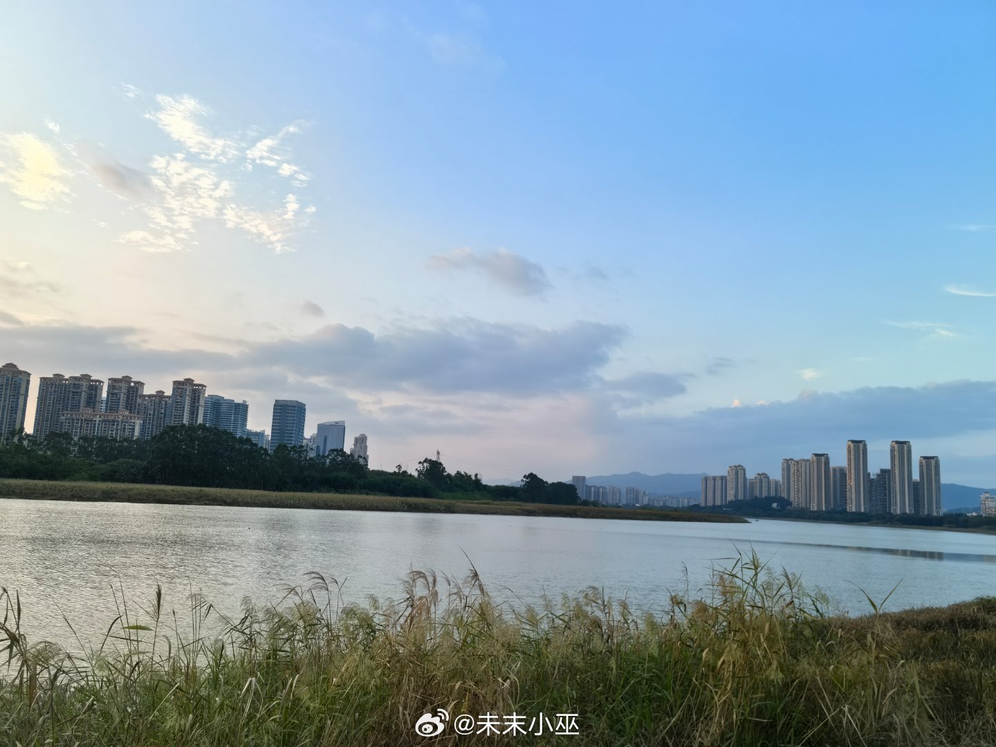 难怪江景房比较贵

夜景也这么美

再加一轮弯月

绝了

#刘丁硕说王曼昱是被蒯曼绊倒的#
倒是不想看国乒选手相互吵架 ​