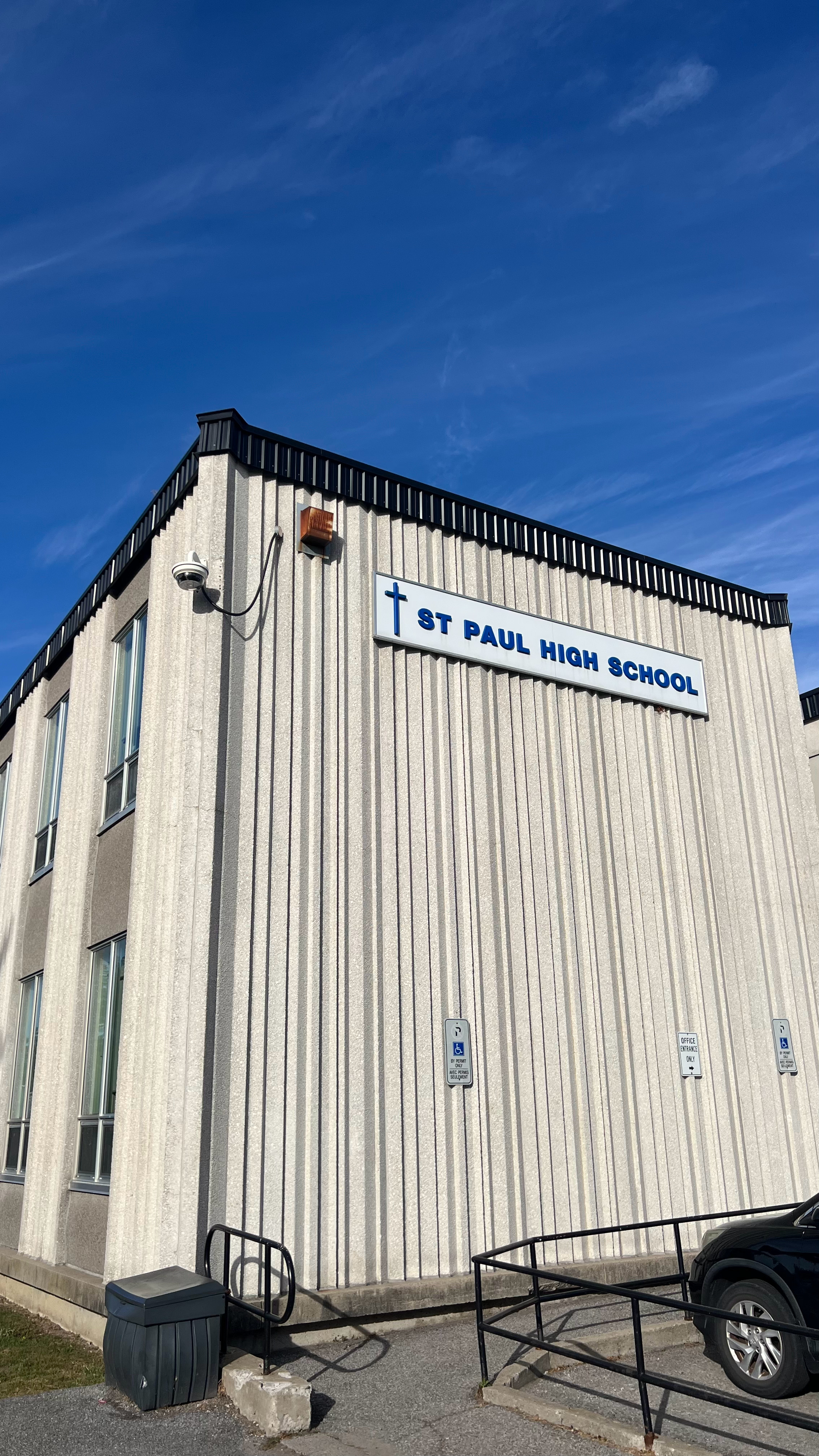 今天 st Paul High School 有个家长博览会，就是那些能帮助新移民或学生的资源，做一个统一展览，还有一些是为残障人士服务的。我本来不想去的，老爸问我是明天去打排球还是今天去这边，我就选择去这边。他说我和他一起去的话，打车就心安理得了。他一个人的话就公交车了，今天明天公交车免费，因为渥 ​