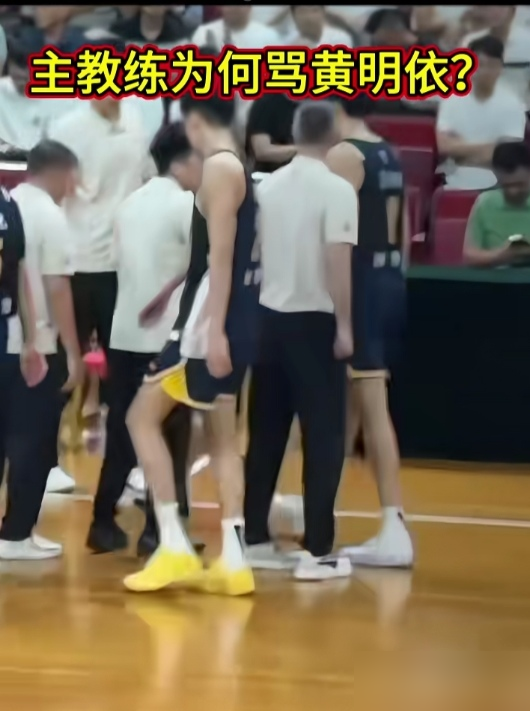 广东队的主教练亚科夫列维奇不是争冠的教练人选？有自媒体人的分析解释，其实按自己的所见所闻在评估而已。
真要拿战绩说话，这位新帅的履历其实硬得很。人家是塞尔维亚男篮助教，手里握着世界杯亚军和巴黎奥运会铜牌。2026年3月他在意甲豪门维图斯升任主帅，直接带队拿下常规赛第一。8月25日广东官宣他，看中的