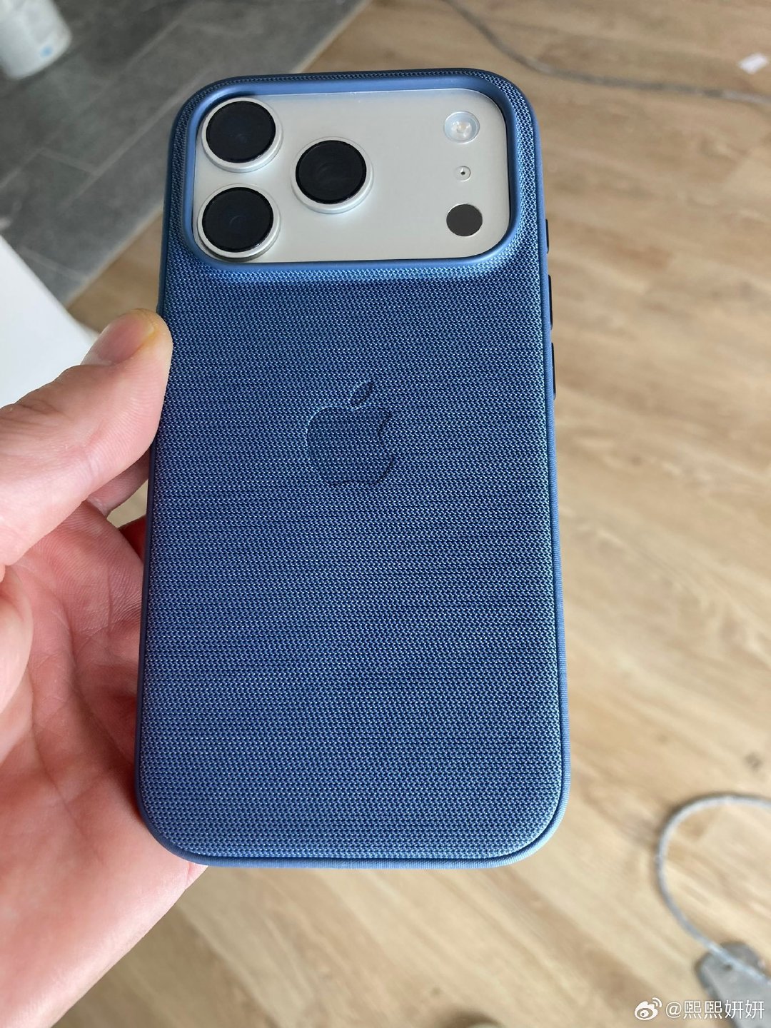 事实证明：
iPhone 18 Pro官方保护壳
也兼容目前的iPhone 17 Pro ​