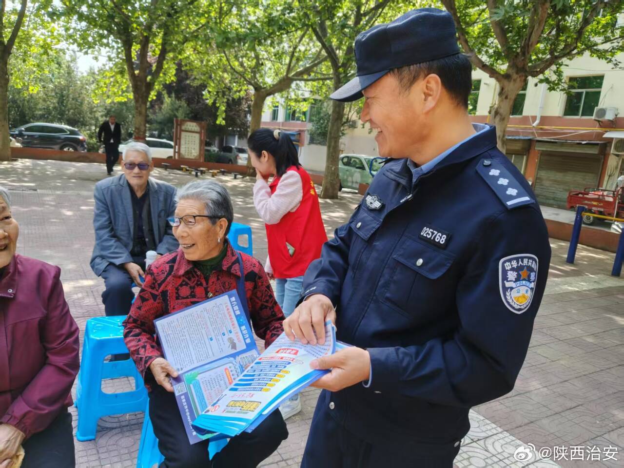 #陕西治安# 【加强反诈知识宣传】为切实强化辖区群众安全防范意识，确保财产安全。近日，渭南韩城新城派出所联合乔南社区进小区开展反诈宣传活动，通过宣传，不仅使辖区群众了解了各种诈骗手段和防范知识，更重要的是营造了全社会共同防范、共建和谐社会的良好氛围。 ​
