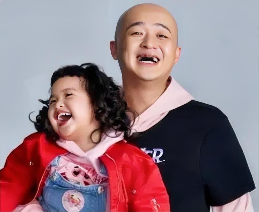 包贝尔居然不姓包？
他原名叫艾志超，后来父母离婚跟着妈妈改姓，才有了现在的“包贝尔”。和老婆包文婧同姓，这缘分简直像偶像剧。

说实话，这俩人的相处模式真是让人叹为观止。很难说他们是不是一对神人夫妻。

包文婧看谁都像要抢她老公，觉得自家老公是“天神下凡”。她甚至在综艺里公开对女演员孙怡喊话“我生气