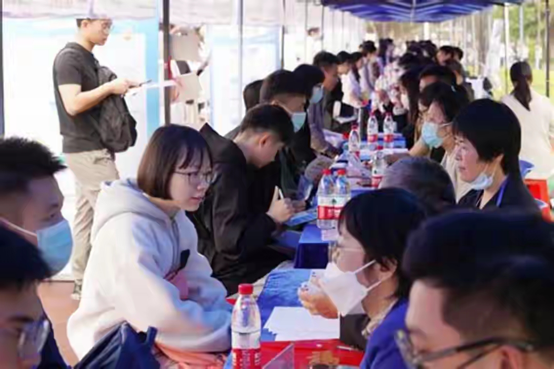 高薪抢人潮背后，读懂具身智能的时代机遇
 
9月4日，《中国电子报》披露一组亮眼数据：2026年前4个月，具身智能相关岗位招聘量同比暴涨15倍，行业平均月薪从5.9万元上涨至6.2万元。这个听起来略显拗口的赛道，正在重塑国内就业市场格局，一场激烈的人才争夺战，才刚刚拉开大幕。
 
具身智能，是人工智