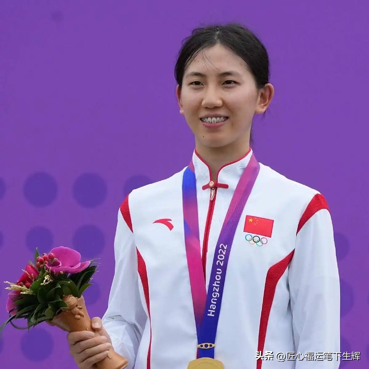 张明煜，25岁，山东枣庄人，山东队现代五项选手，也是名古屋亚运会中国代表团首金功臣。
亚运会现代五项女子团体赛，她携手吴希瑶、付静、孟鑫拿下金牌，斩获中国队本届亚运首金；个人赛拿到1460分，收获银牌。
这次赛事采用全新赛制，障碍跑替换了马术，四项比拼集中在90分钟内完成，十分考验运动员的体能与换项