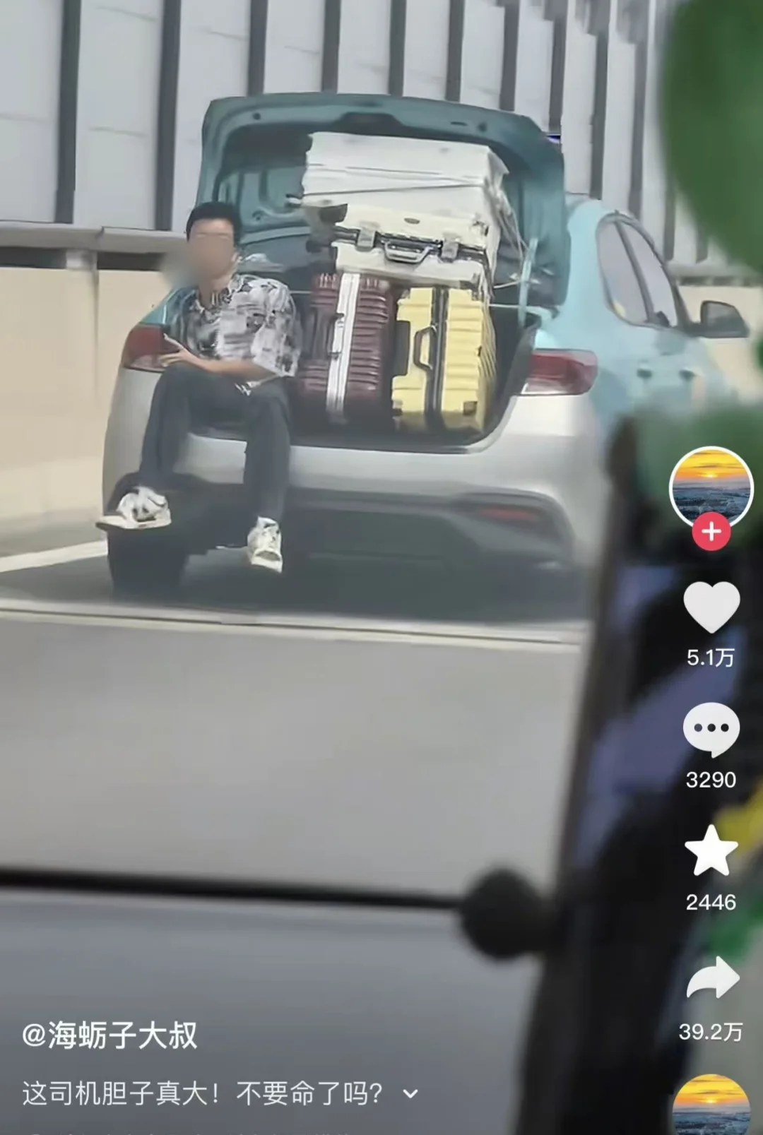 这司机胆子太大了！居然还是辆出租车？