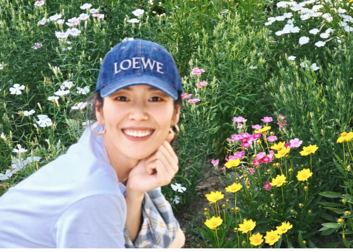 刘雯评论区被冲，
但我一点也不同情她，
超模当到这份上，哪有笨的！她比谁都知道，这不过是有些观众入戏太深了。

刘雯走到今天，是自己一步一个脚印拼出来的。

刚进入模特行业，因为长相不符合流行审美，频频被拒，她就大量看时尚杂志，学动作，做表情，去做试衣模特积累经验。

自学英语，后来才被慢慢发掘，走