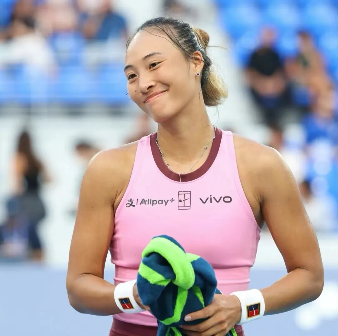 郑钦文2：1战胜普丁塞娃晋级美网32强，她身边最高兴的有3个人。

1、郑钦文自己。能够连胜5轮，从资格赛打到美网32强，期间封闭训练的汗水、赛场上的压力，只有郑钦文一人能够体味。如今成绩兑现了汗水和努力，自己心里由衷感到高兴。

2、郑钦文的品牌商。郑钦文从世界第4跌落至世界第121，郑钦文的品牌