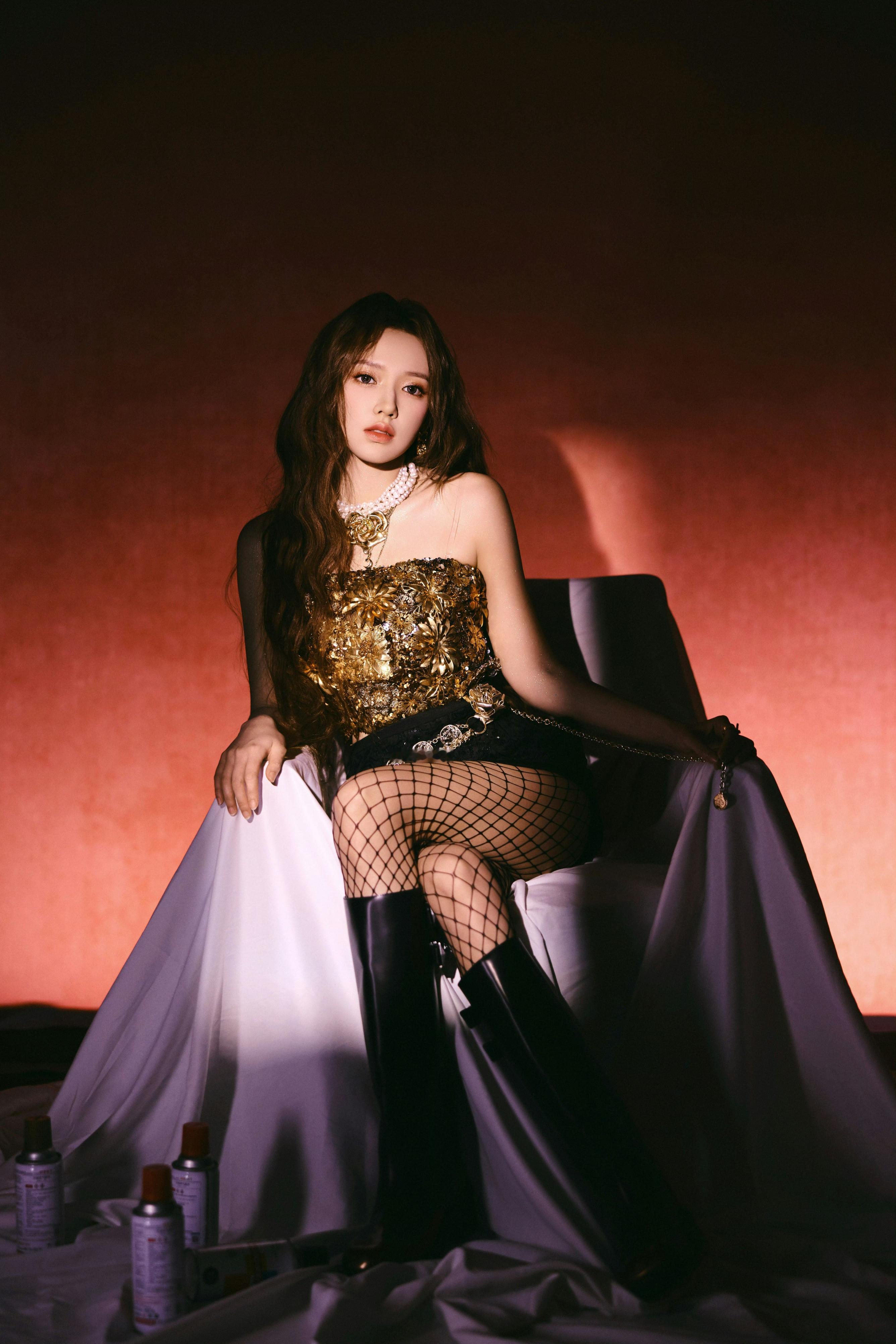 程潇这波“金色妖姬”造型直接杀疯了！✨   程潇金色亮片抹胸自带闪光b...