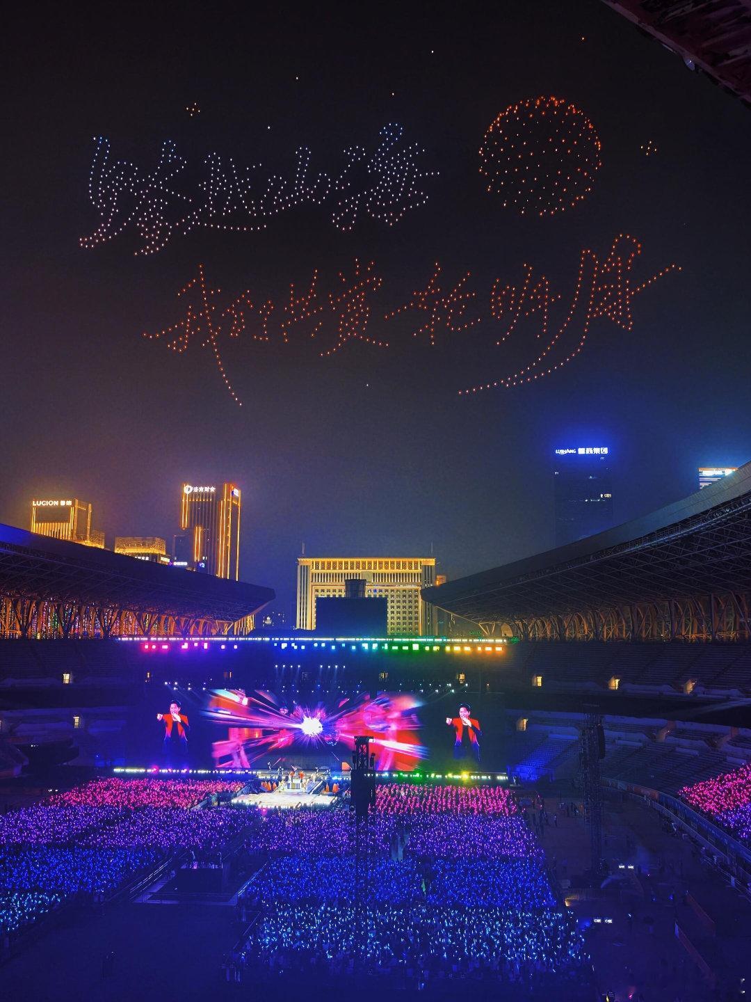 凤凰传奇济南场的后劲真的太大了，散场路上全是哼着《相亲相爱》和《好汉歌》的人。从《最炫民族风》的全场蹦迪，到《荷塘月色》的轻声跟唱，再到《相亲相爱》的万人合唱，两个多小时的演出全是高光，看完已经在等下一轮巡演了。#凤凰传奇济南站万人合唱相亲相爱##凤凰传奇济南演唱会# ​