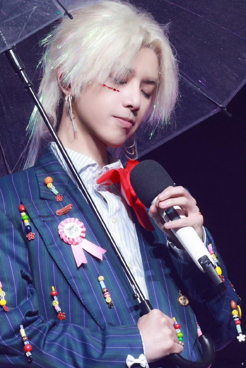 #华晨宇[超话]##华晨宇撑伞落泪##华晨宇火星乐园2.0真的来了##华晨宇927出道十三周年快乐##华晨宇出道十三周年快乐##华晨宇火星演唱会# 

选择你没有错，因为有最棒的你才成就了最厉害的火星乌托邦，祝小狐狸🦊出道十三周年快乐，要一起做大做强🌸🌸🌸

​